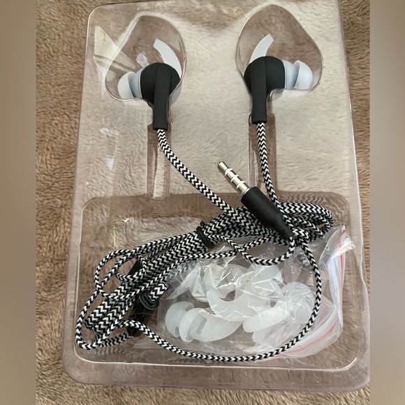 Tzumi Fabric SportBuds Black Earphones Comfort Fit Built In Microphone Wired New - Picture 3 of 3